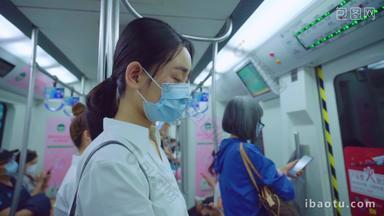 青年女人戴着<strong>口罩</strong>乘坐地铁